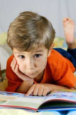 Garçon et livre 