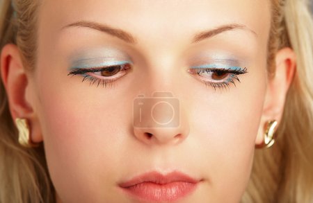 Un beau visage blond en gros plan 