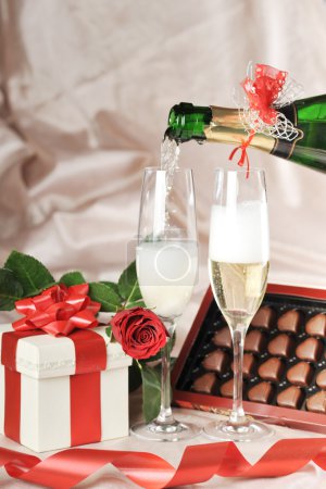 Cadeau en boîte et champagne 