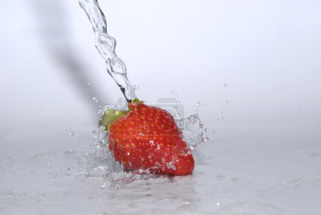gouttes d'eau sur la fraise 